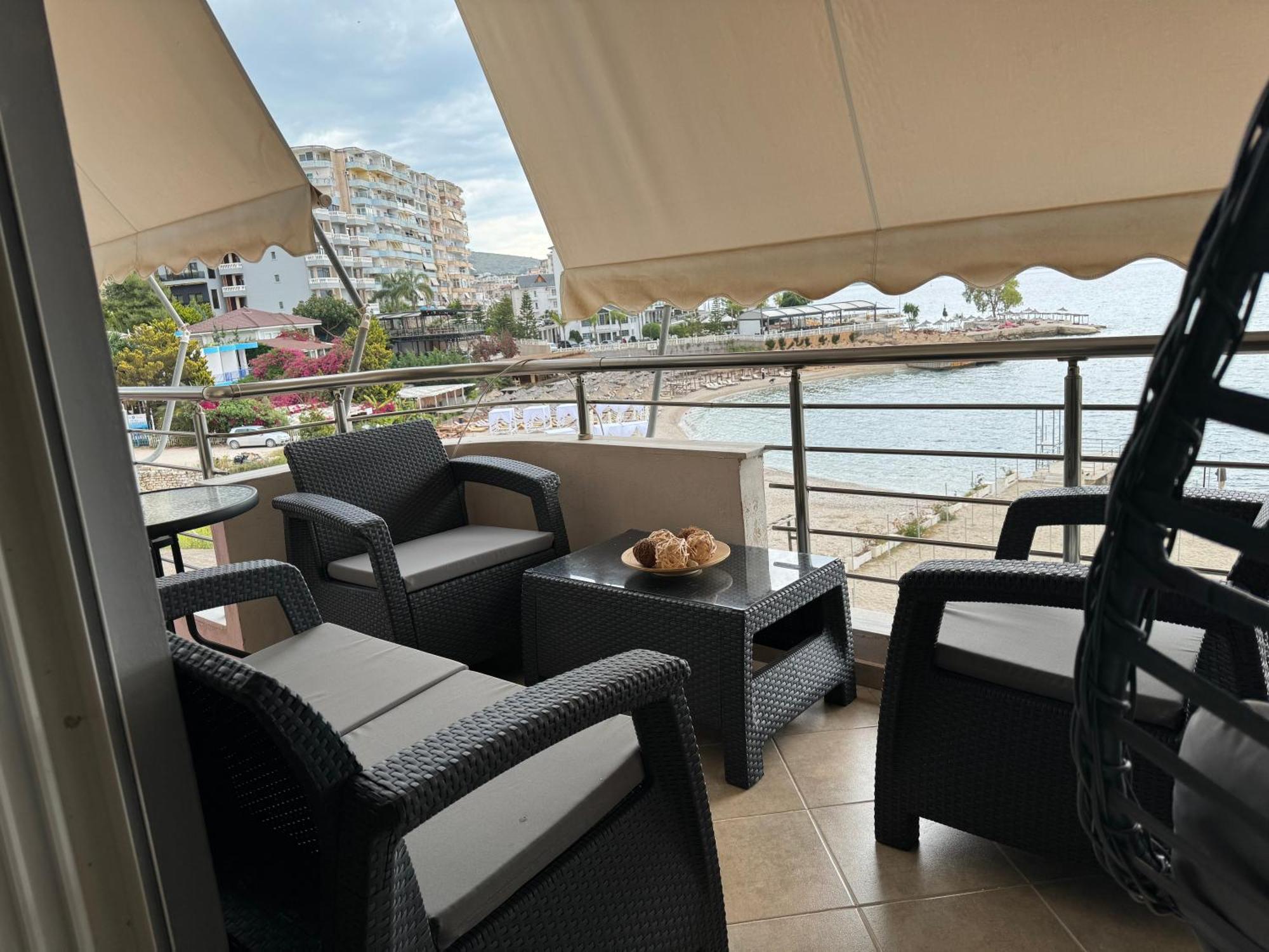 Leon Sea View Apartment Sarandë Buitenkant foto